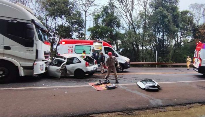 Laranjeiras - Vítimas ficam presas às ferragens em batida frontal entre carro e caminhão na BR 277